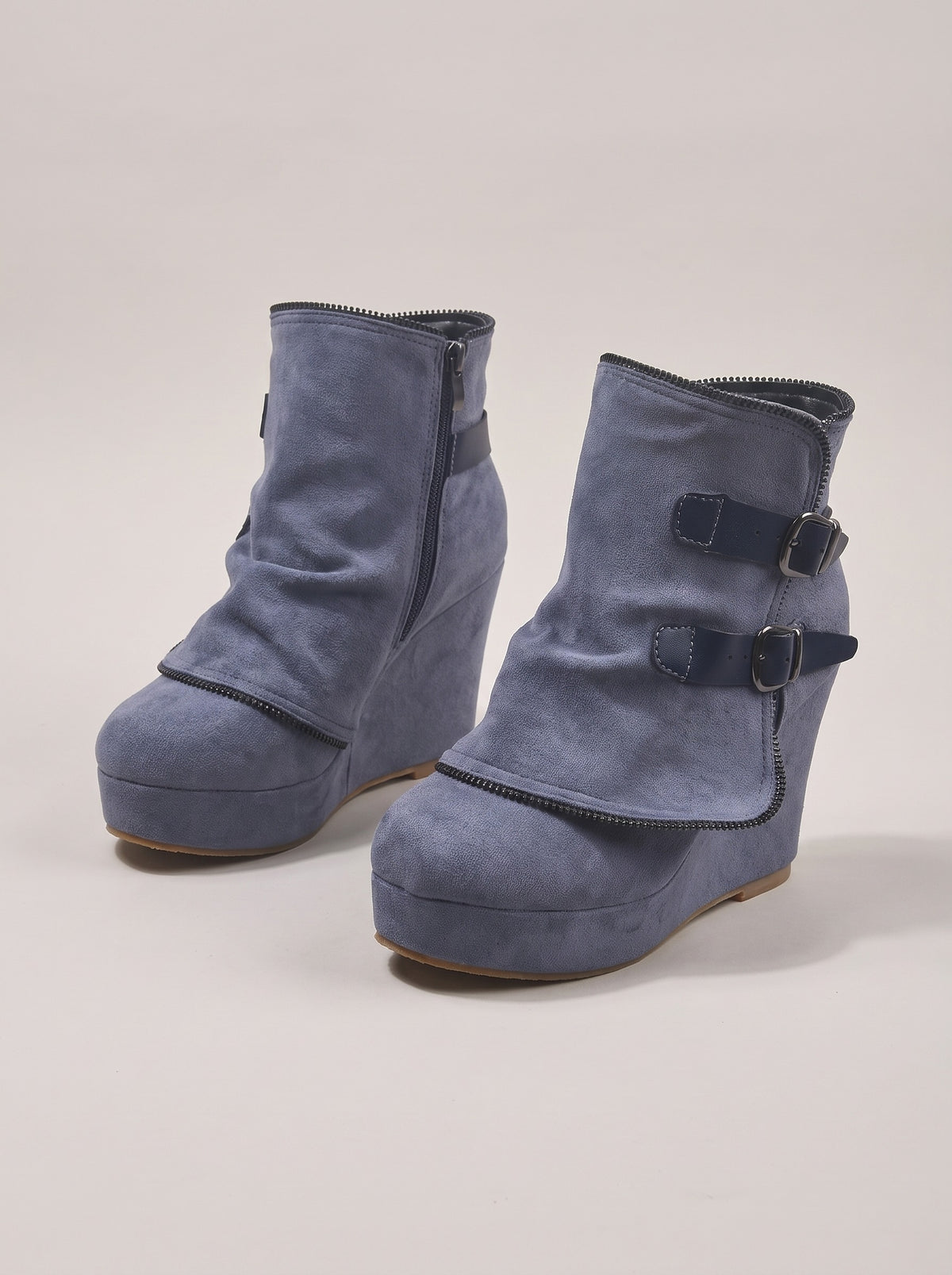 QUINLEE Faux Suede Wedge Buckle Ankle Boots in grey, front